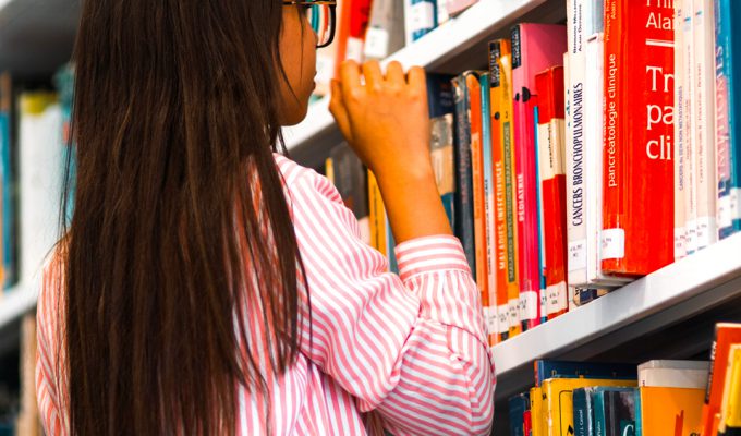 Spune-mi-cum-îți-aranjezi-cărțile-în-bibliotecă-ca-să-ți-spun-ce-persoană-ești