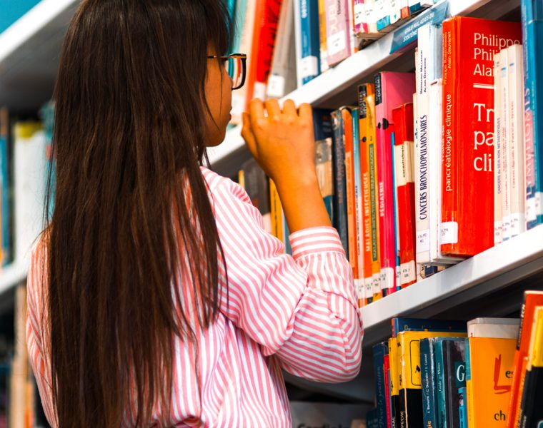 Spune-mi-cum-îți-aranjezi-cărțile-în-bibliotecă-ca-să-ți-spun-ce-persoană-ești